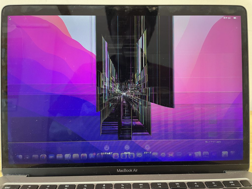 液晶が割れて画面中央が映らない！MacBookAirの液晶パネル交換修理